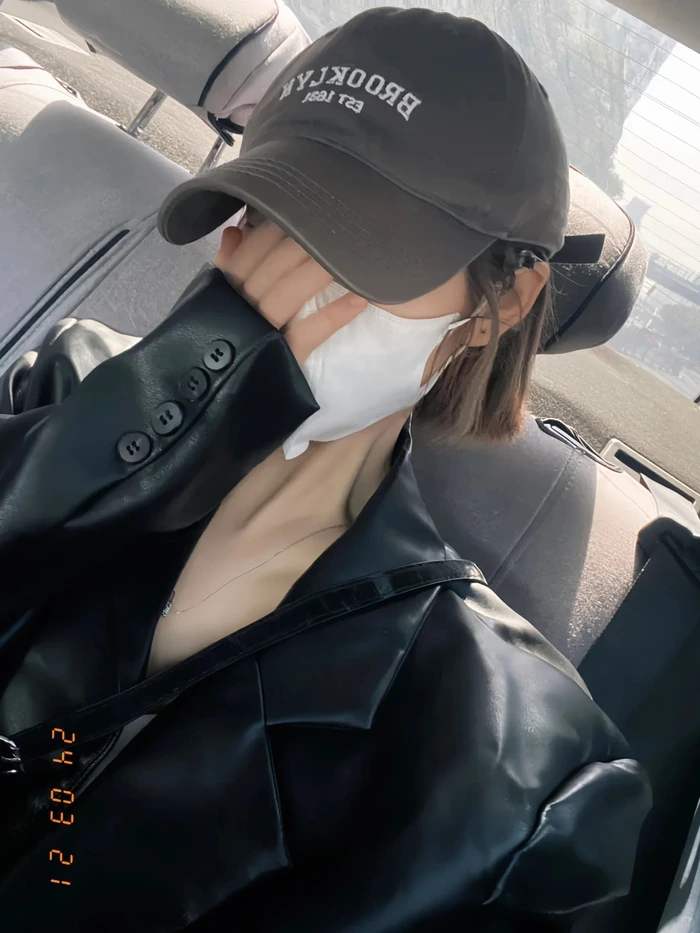 Album hình tóc ngắn che mặt đầy cảm xúc