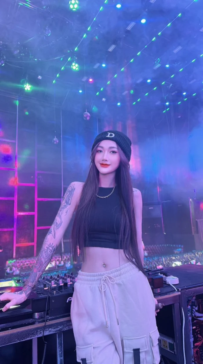 Ảnh gái karaoke xinh đẹp, ánh mắt quyến rũ