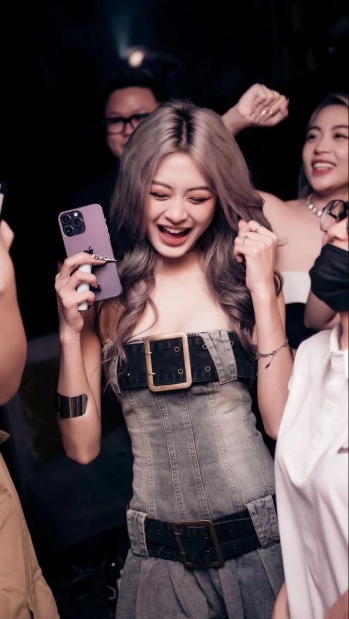 Hình gái karaoke sexy, gợi cảm mà vẫn tinh tế