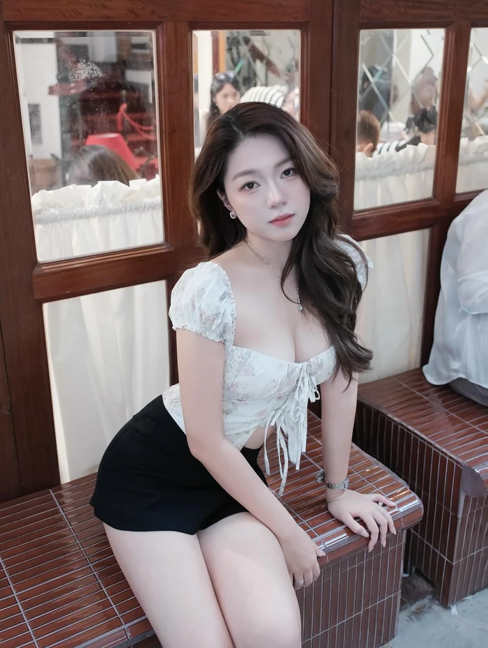 Hình nền cô gái 2k3 xinh đẹp, trẻ trung