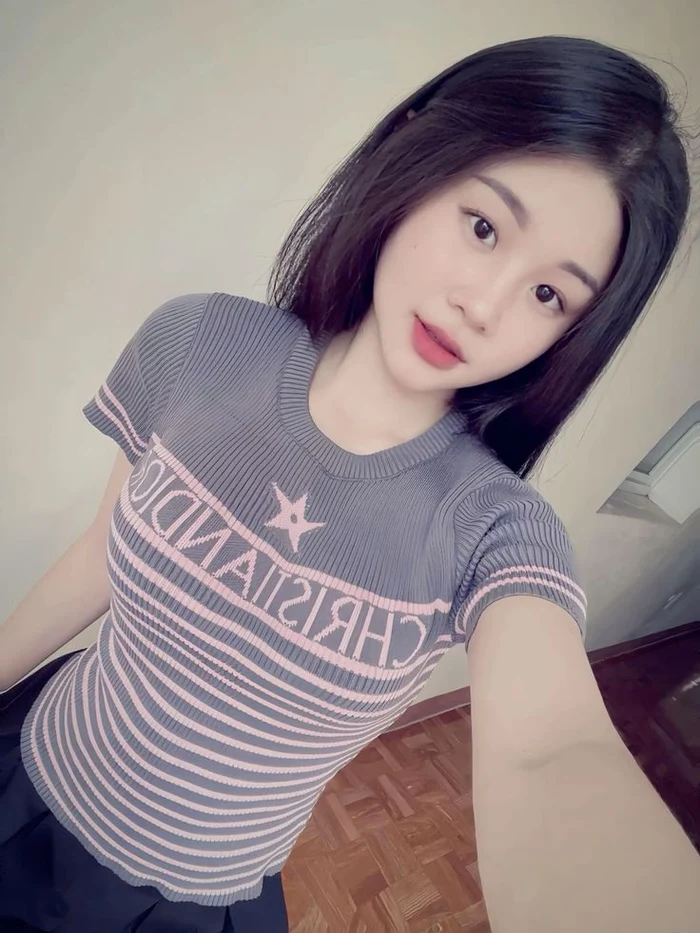 Bộ hình ảnh nữ sinh cấp 2 với biểu cảm hồn nhiên, vui tươi.