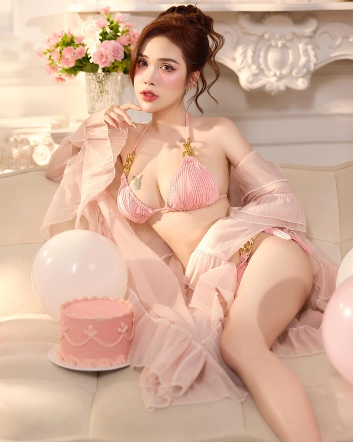Xem hình ảnh Pinky Bảo Trân nude thần thái quyến rũ độc nhất