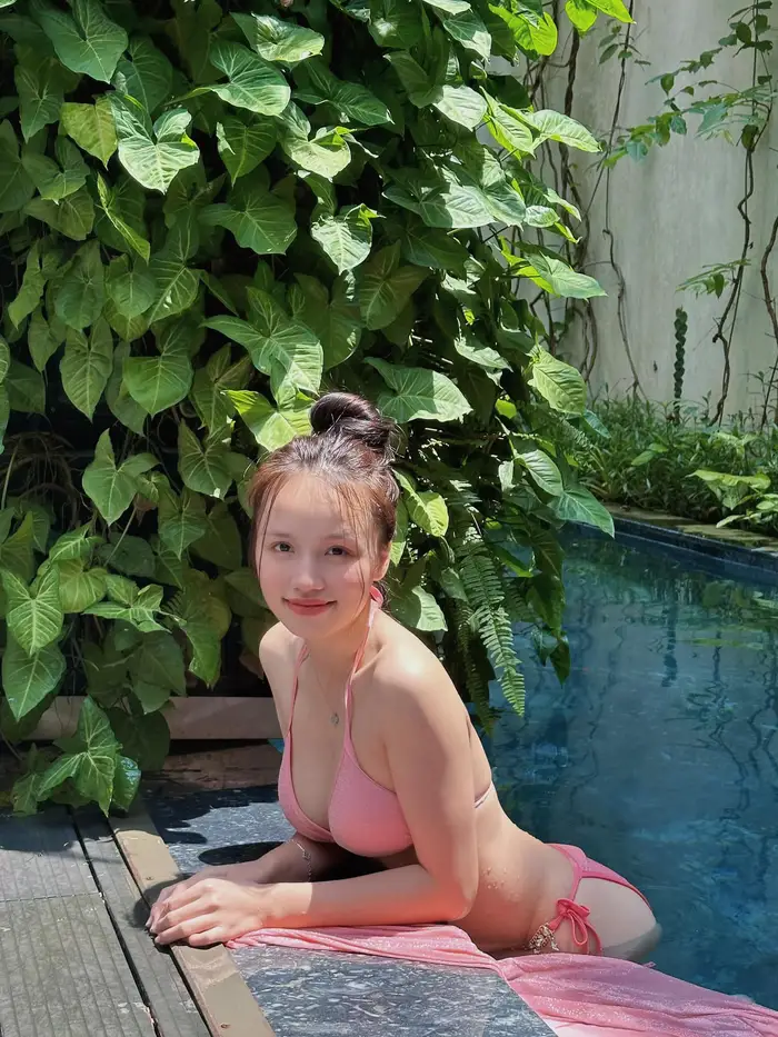 Tải hình ảnh Thị Nhung mặc bikini đầy quyến rũ