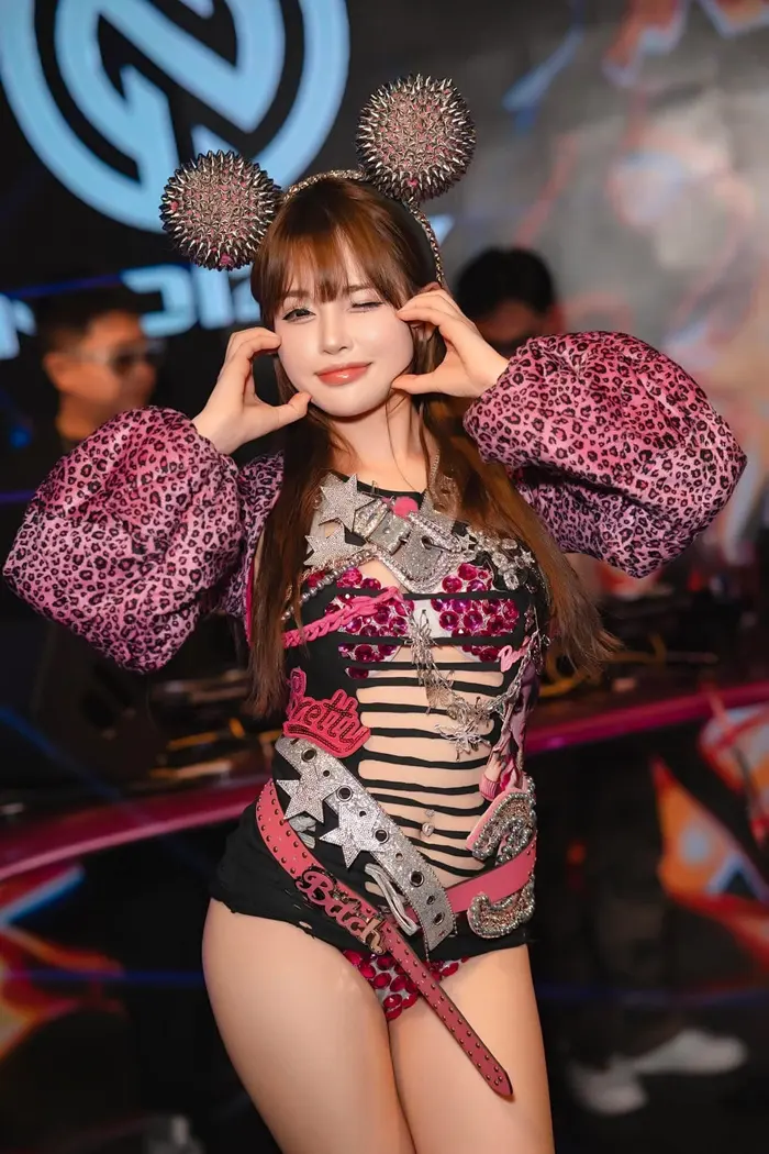 Tải ảnh gái đi bar, cuốn hút với vẻ đẹp năng động