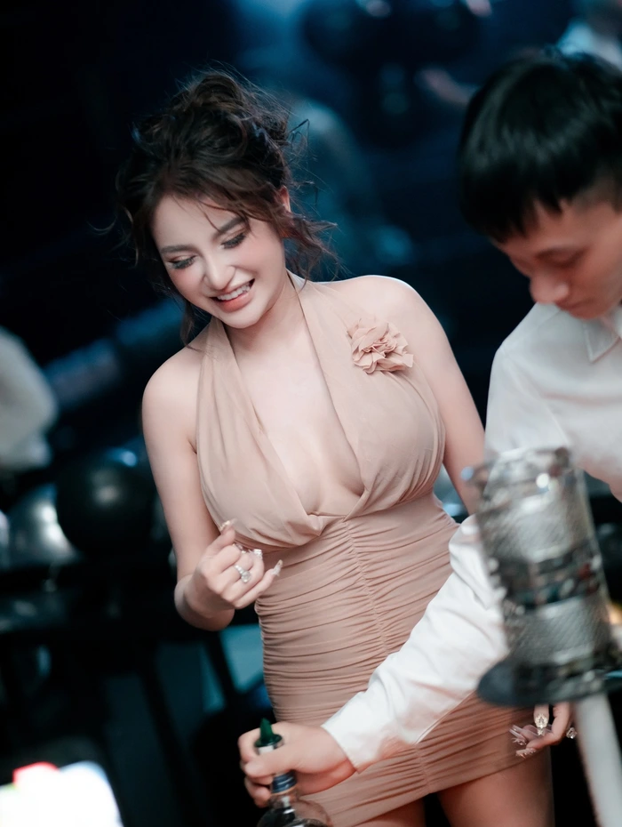 Chụp ảnh gái đi bar, thể hiện sự tự tin đầy lôi cuốn