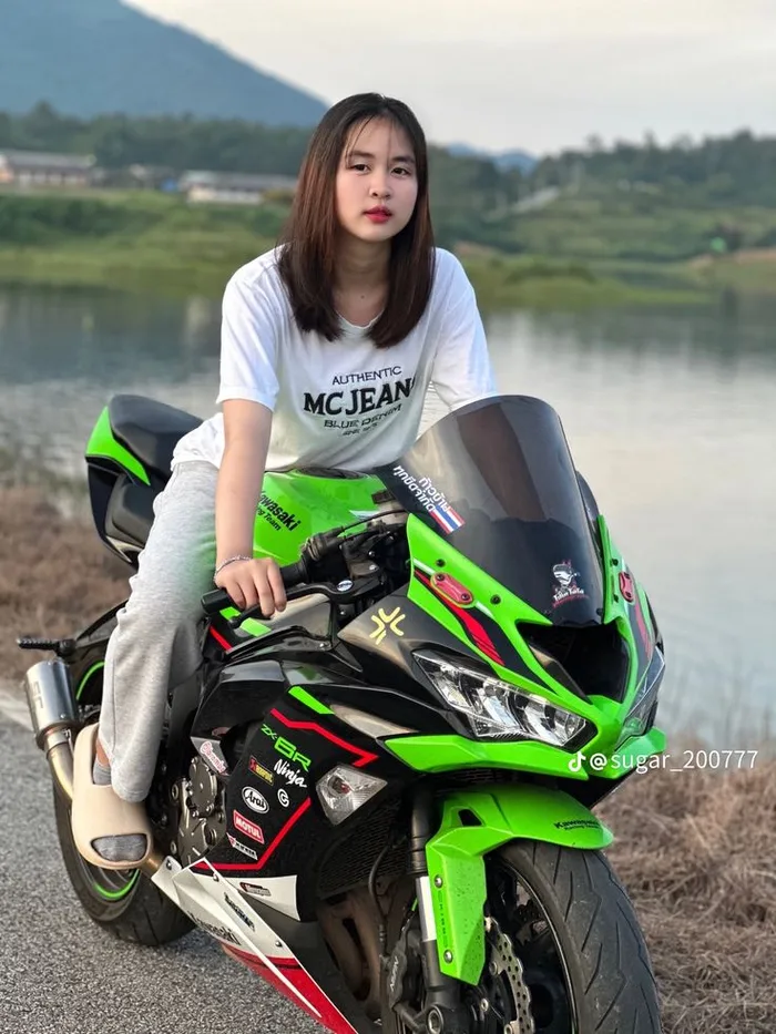 Xem ảnh gái ngồi xe độ, phong cách mạnh mẽ