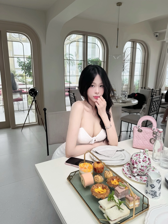 Xem hình nữ sinh có vòng ngực căng đầy và sexy