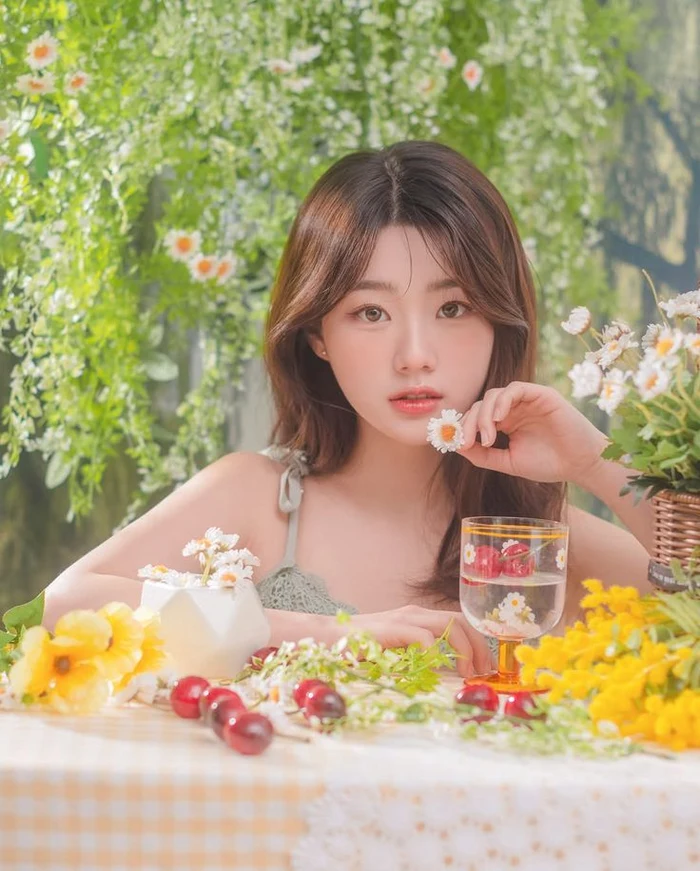 Loạt ảnh cô gái cầm hoa đẹp làm say lòng người