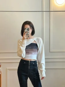 Xem ảnh cô gái tóc ngắn che mặt quyến rũ