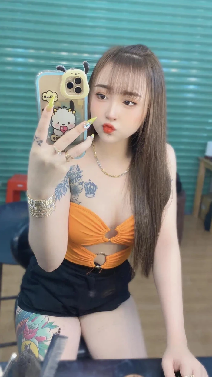 Tải ảnh gái karaoke cuốn hút từ cái nhìn đầu tiên