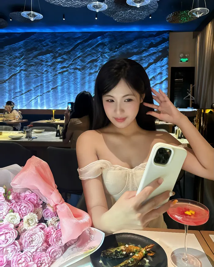 Tải hình gái xinh 2k4 có thần thái hút hồn, phong cách cuốn hút