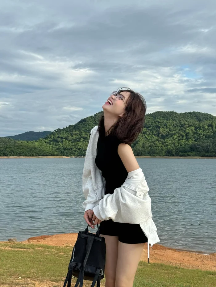 Bộ ảnh hot girl sinh năm 2004 với vẻ đẹp rạng rỡ, tươi mới