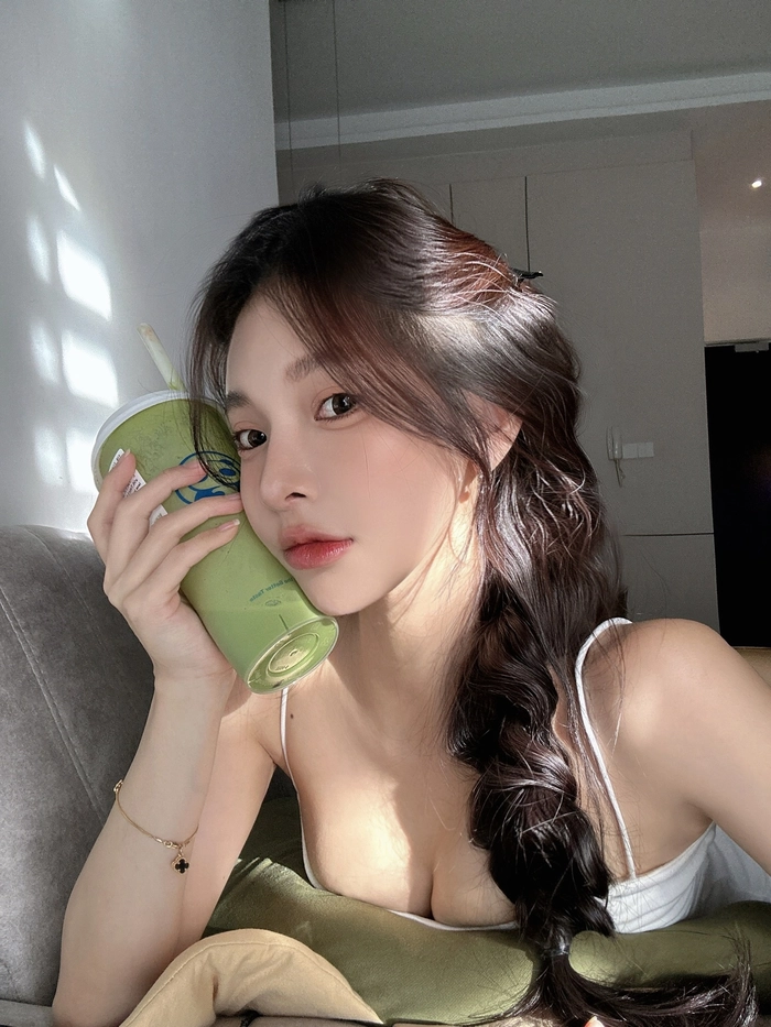 Bộ hình ảnh nữ sinh cấp 3 ngực lớn đầy sức hút