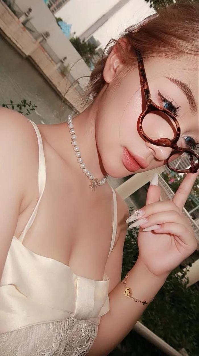 Hình ảnh Trần Hà Linh gây chú ý trên mạng xã hội