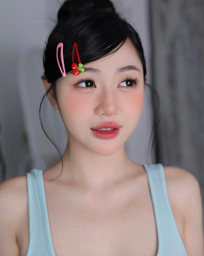 Ảnh Trần Hà Linh pose dáng tự tin