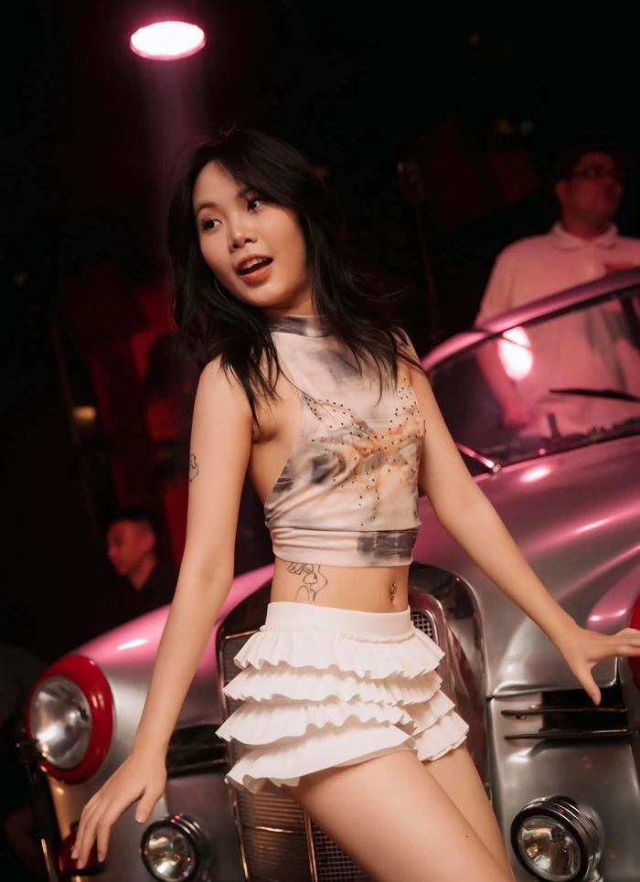 Xem hình ảnh gái đi bar, xinh đẹp và đầy quyến rũ