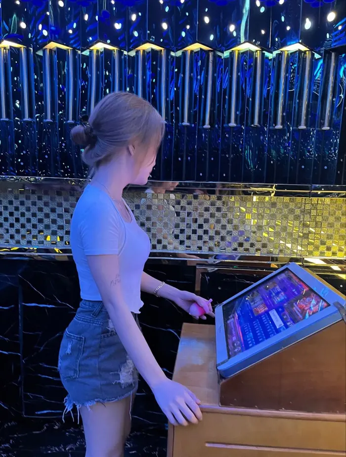 Loạt ảnh gái karaoke quyến rũ theo phong cách hiện đại