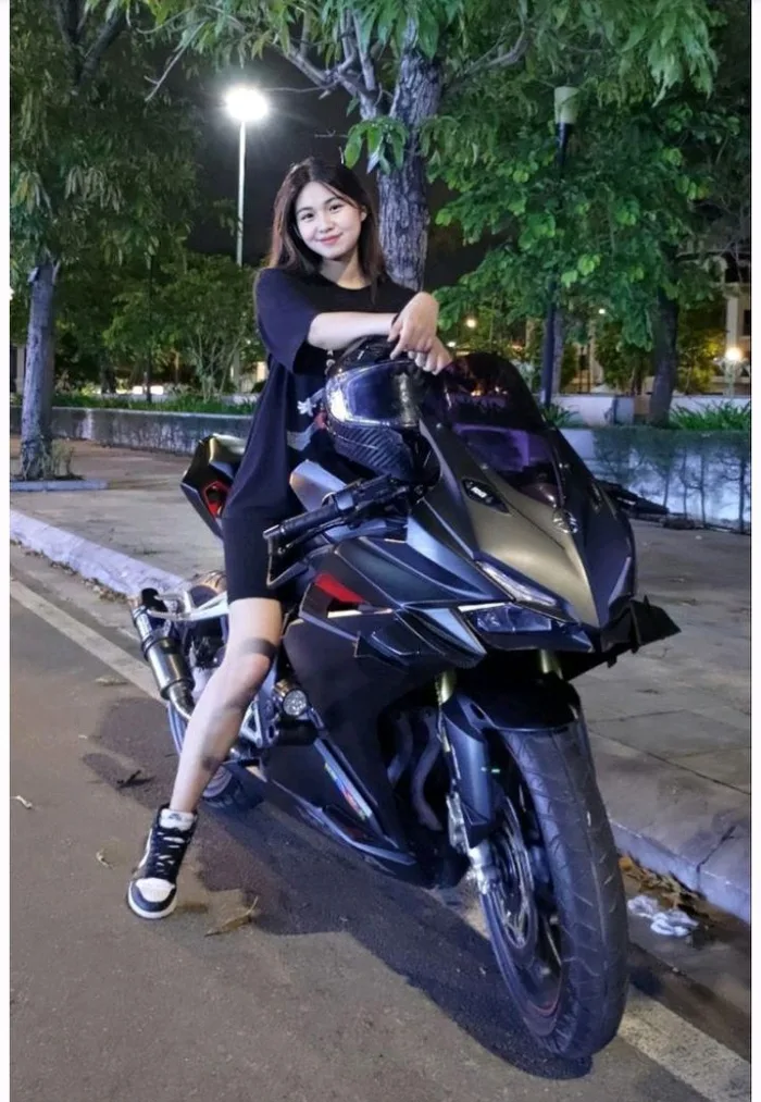 Ngắm hình ảnh gái ngồi xe độ cuốn hút