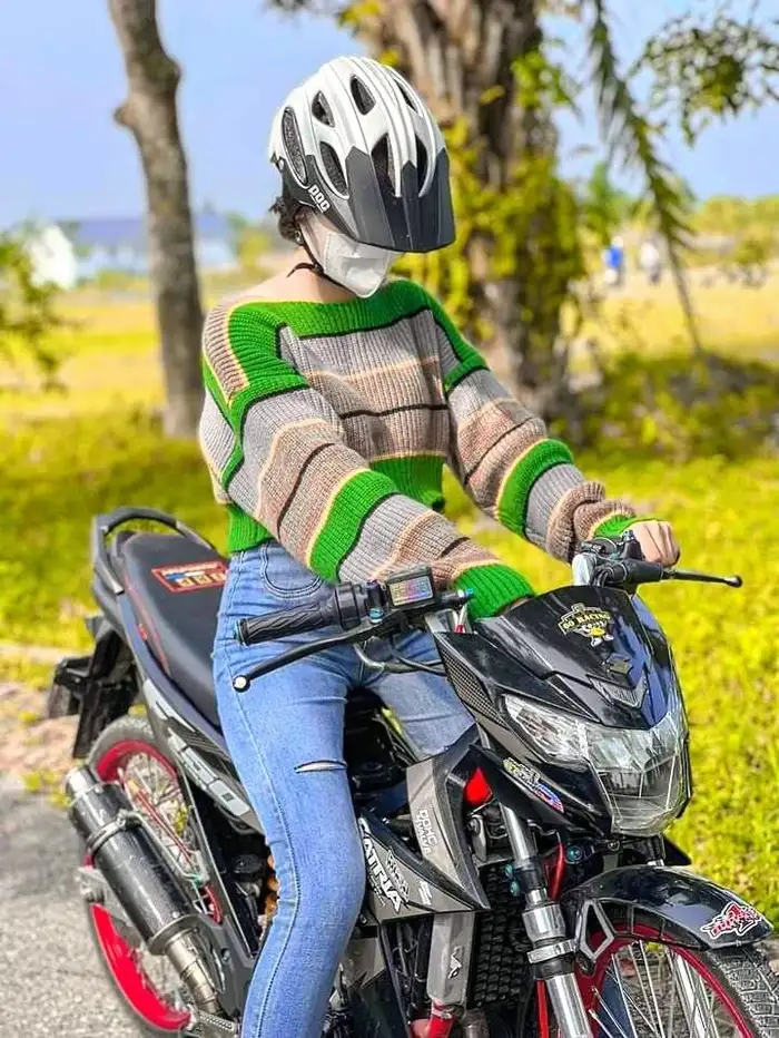 Tải bộ hình ảnh gái ngồi xe độ với phong cách ấn tượng