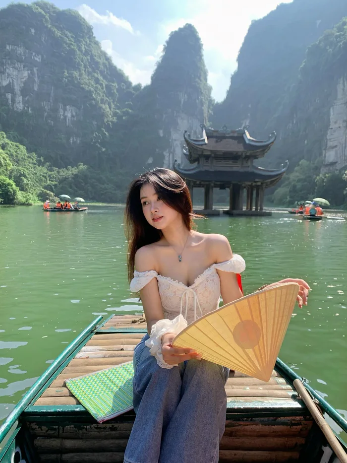 Tải hình ảnh gái xinh 2k3 nổi bật giữa đám đông
