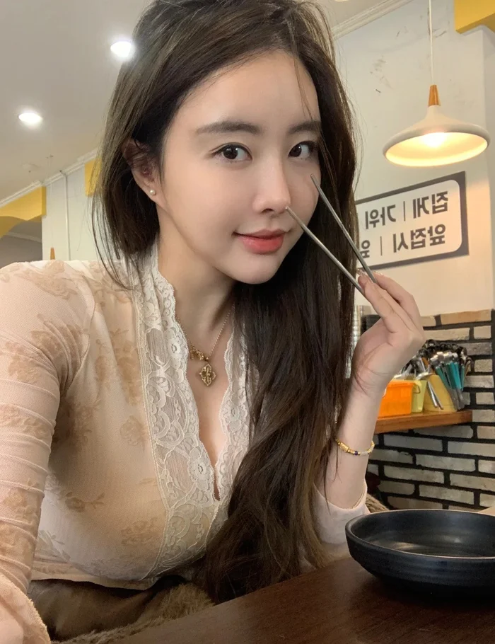 Hình gái Hàn Quốc nổi bật bởi ánh mắt và nụ cười