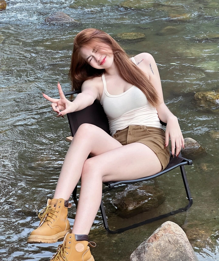 Hình nền một cô gái học sinh có vòng một căng tròn