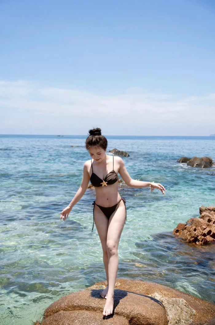 Ngắm hình Thị Nhung mặc bikini nóng bỏng và quyến rũ