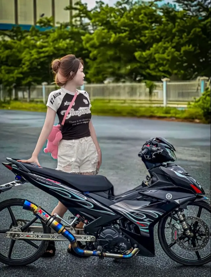 Bộ hình ảnh gái ngồi xe độ độc đáo và sắc nét