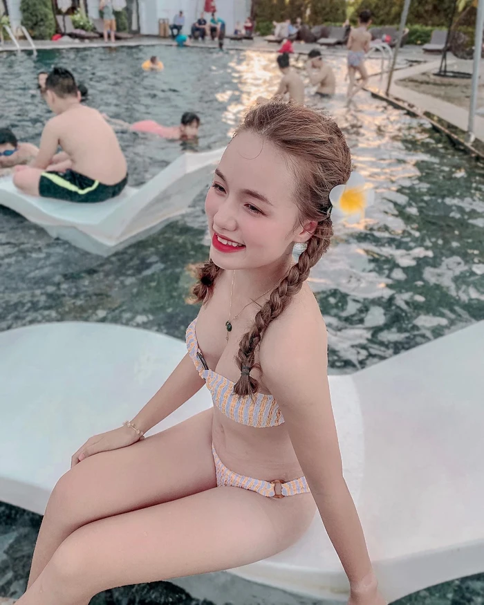 Tải bộ ảnh Thị Nhung mặc bikini đẹp và cuốn hút
