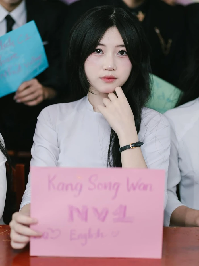 Ngắm hình học sinh nữ khoe nụ cười rạng rỡ đáng nhớ