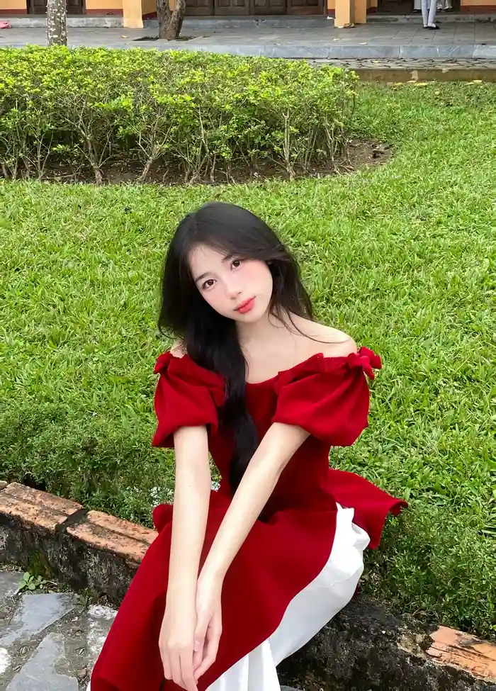 Bộ hình các nữ sinh 12 tuổi với nụ cười ngọt ngào, duyên dáng.
