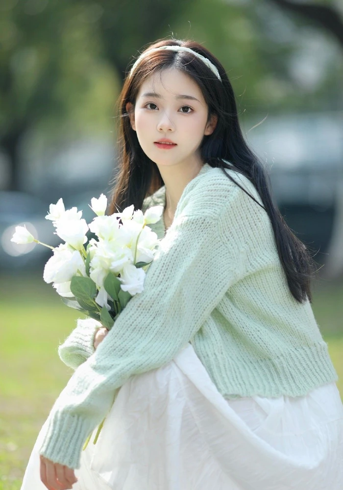 Ảnh avatar cô gái cầm hoa đẹp rạng rỡ như nàng thơ