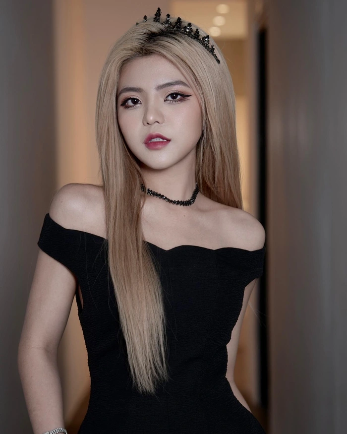 Bộ ảnh Reency Ngô sexy nổi bật giữa dàn mỹ nhân trẻ
