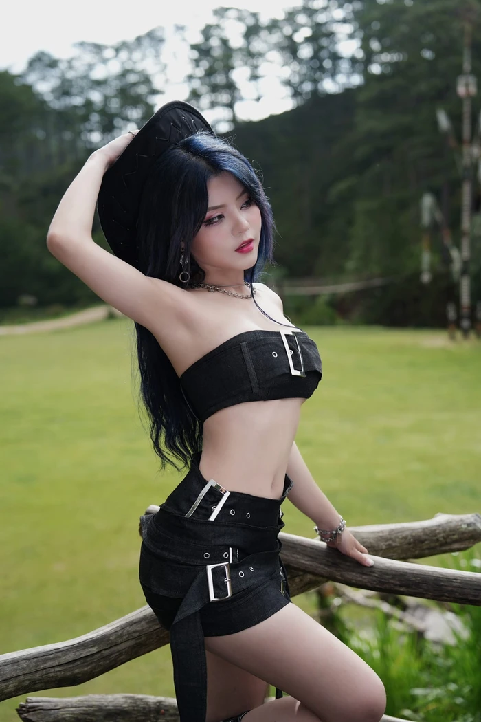 Hình ảnh Reency Ngô sexy làm nổi bật nét quyến rũ riêng