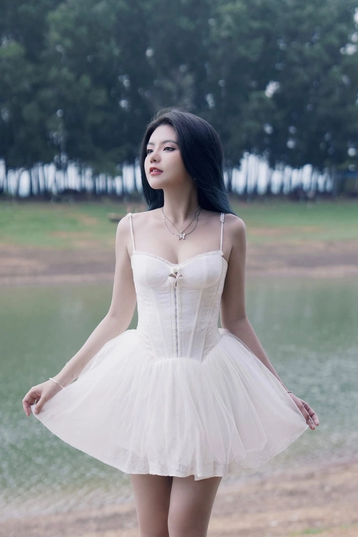 Ngắm ảnh Reency Ngô sexy với ánh nhìn đầy mê hoặc
