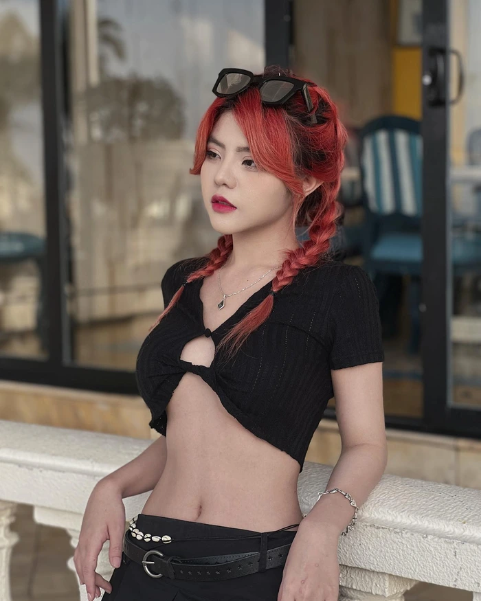 Hình nền Reency Ngô sexy phù hợp làm avatar nữ tính