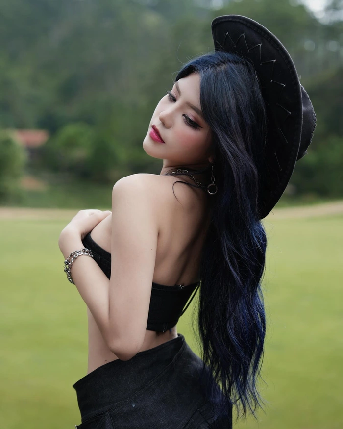 Loạt ảnh Reency Ngô sexy gây tranh luận vì quá cuốn hút