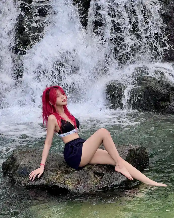 Chụp hình ảnh Reency Ngô sexy được yêu thích nhất tuần