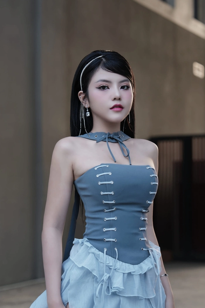 Hình Reency Ngô sexy mang phong cách nude nhẹ nhàng