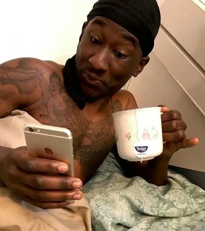 Ảnh anh da đen hài hước biểu cảm meme dí dỏm xem điện thoại Ảnh anh da đen hài hước biểu cảm meme dí dỏm xem điện thoại