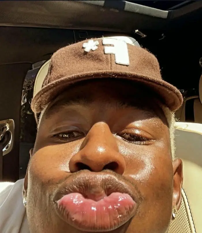 Ảnh anh da đen meme hài hước với biểu cảm môi chúm chím đáng yêu Ảnh anh da đen meme hài hước với biểu cảm môi chúm chím đáng yêu