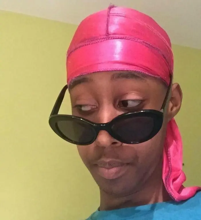 Ảnh anh da đen meme hài hước với chiếc khăn và kính râm độc đáo Ảnh anh da đen meme hài hước với chiếc khăn và kính râm độc đáo