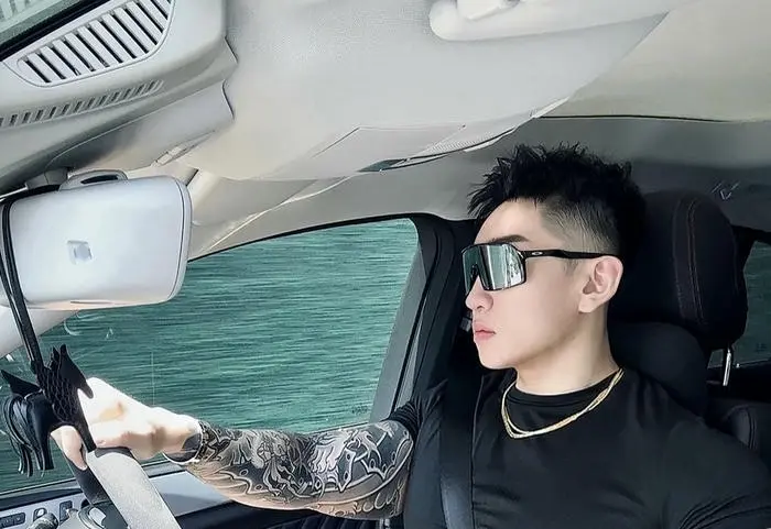 Ảnh chàng trai phong thái ngời hình xăm cá tính trên tay Ảnh chàng trai phong thái ngời hình xăm cá tính trên tay