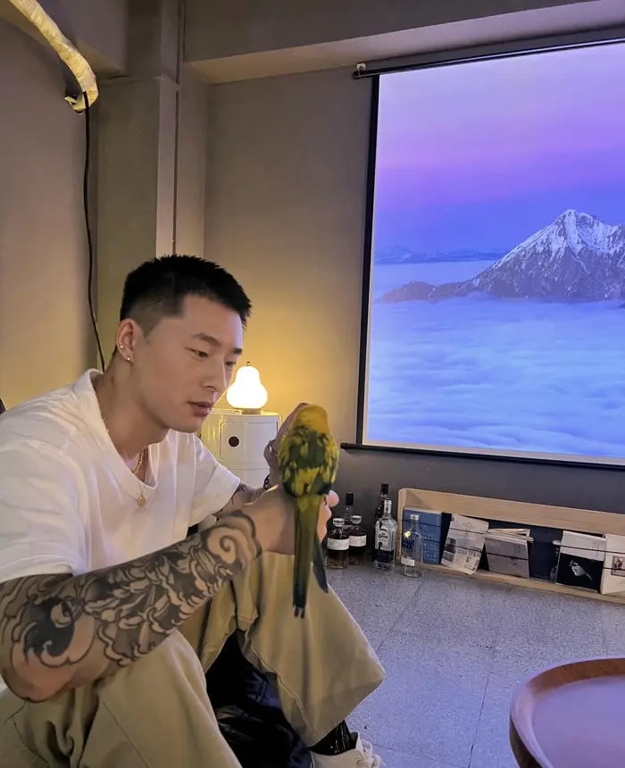 Ảnh chàng trai phong trổ hình xăm thư thái bên thú cưng đáng yêu Ảnh chàng trai phong trổ hình xăm thư thái bên thú cưng đáng yêu