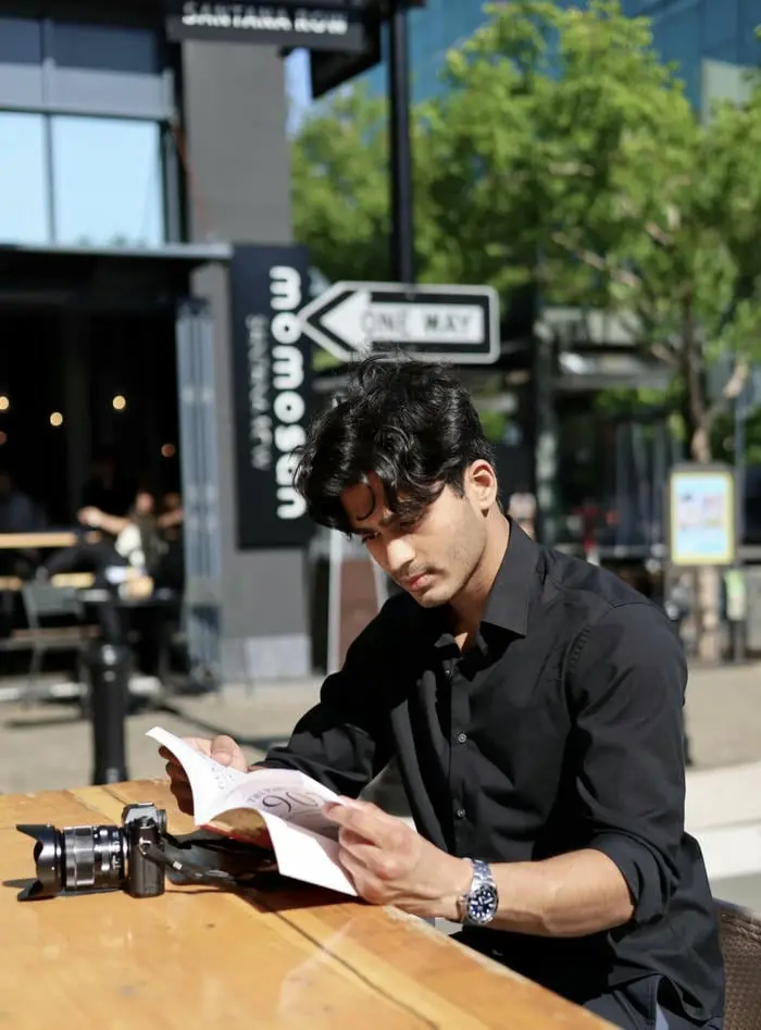 Ảnh trai đẹp ấn độ lịch lãm đọc tài liệu ngoài trời Ảnh trai đẹp ấn độ lịch lãm đọc tài liệu ngoài trời