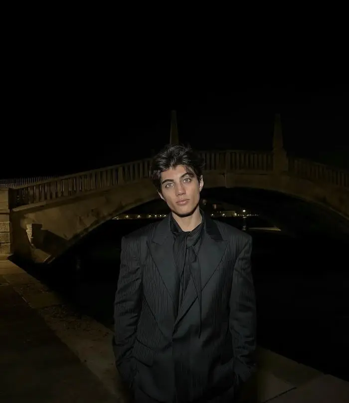 Ảnh trai đẹp ấn độ phong thái lịch lãm dưới cầu đêm Ảnh trai đẹp ấn độ phong thái lịch lãm dưới cầu đêm