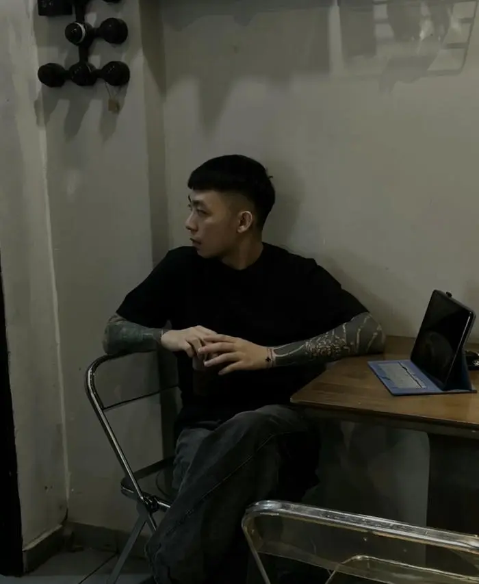 Ảnh trai đẹp hình xăm cá tính ngồi thư giãn với máy tính bảng Ảnh trai đẹp hình xăm cá tính ngồi thư giãn với máy tính bảng