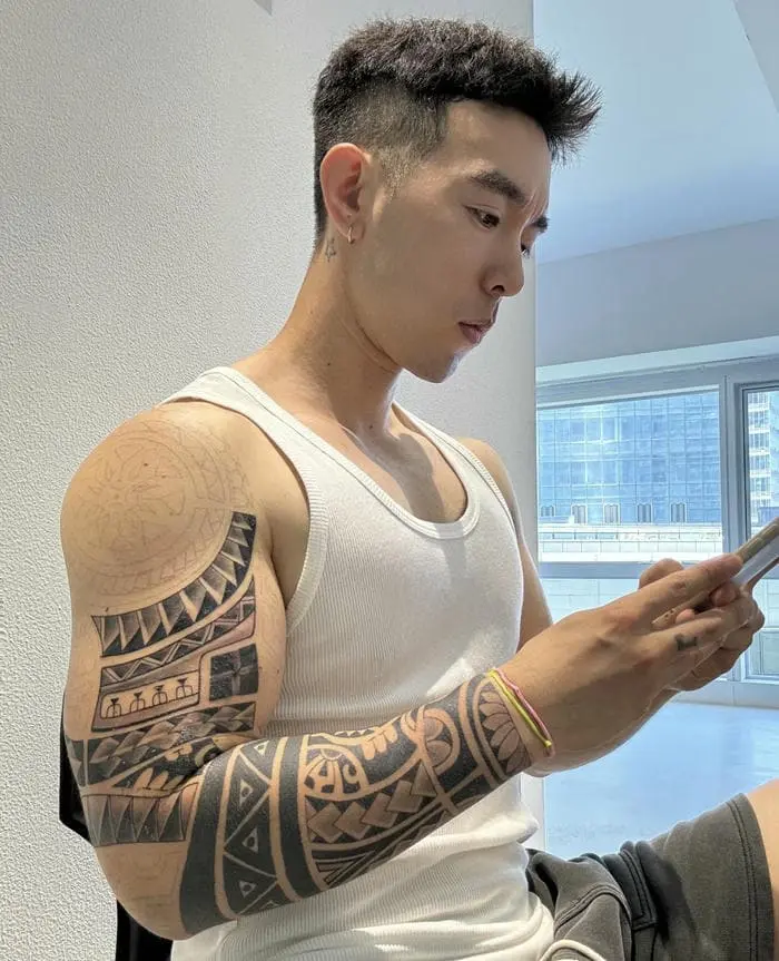 Ảnh trai đẹp hình xăm nghệ thuật trên cánh tay rắn khỏe Ảnh trai đẹp hình xăm nghệ thuật trên cánh tay rắn khỏe