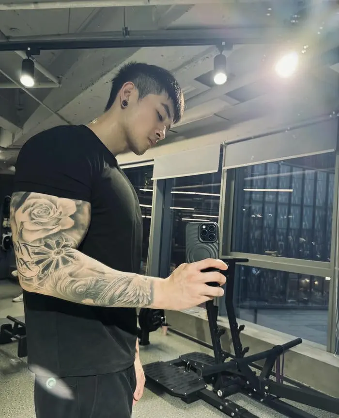 Ảnh trai đẹp hình xăm phong cách nghệ thuật tại phòng tập gym Ảnh trai đẹp hình xăm phong cách nghệ thuật tại phòng tập gym