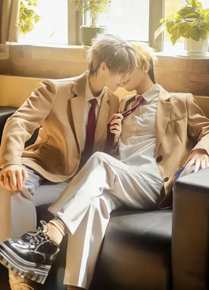 Cặp đôi học sinh trong tạo hình cosplay ấn tượng và sống động Cặp đôi học sinh trong tạo hình cosplay ấn tượng và sống động